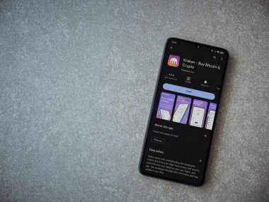 Lod, Israel - 16 Temmuz 2023: Kraken uygulama oyun mağazası sayfası seramik taş zemin üzerinde akıllı telefon. Üst görünüm düzlüğü kopyalama alanı ile yatıyordu.
