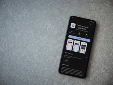 Lod, Israel - 16 Temmuz 2023: Blockchain.com uygulama oyun mağazası sayfası seramik taş zemin üzerinde akıllı telefon. Üst görünüm düzlüğü kopyalama alanı ile yatıyordu.