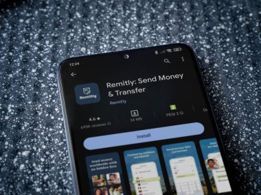 Lod, Israel - 16 Temmuz 2023: Metalik arkaplan üzerinde akıllı telefon uygulaması oyun mağazası sayfası. Üst görünüm yatağını kapat.