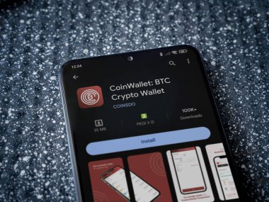 Lod, Israel - 16 Temmuz 2023: Metalik arka planda akıllı telefon üzerinden CoinWallet uygulaması oyun mağazası sayfası. Üst görünüm yatağını kapat.