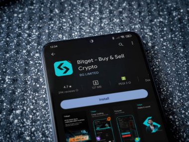 Lod, Israel - 16 Temmuz 2023: Bitget app playshop page on smartphone on a metalik background. Üst görünüm yatağını kapat.