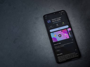 Lod, Israel - 16 Temmuz 2023: Exodus app playshop page on smartphone on a dark merble stone background. Üst görünüm düzlüğü kopyalama alanı ile yatıyordu.