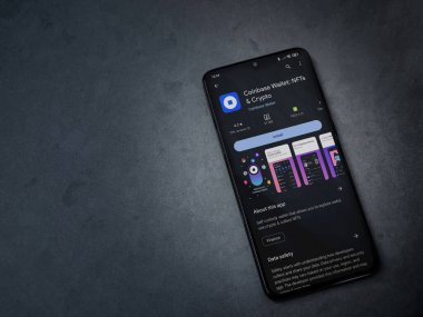 Lod, Israel - 16 Temmuz 2023: Coinbase Cüzdan uygulaması oyun mağazası sayfası kara mermer taşlı arka planda. Üst görünüm düzlüğü kopyalama alanı ile yatıyordu.