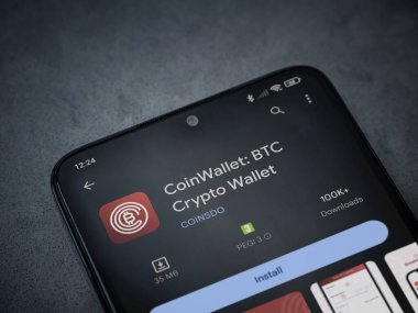 Lod, Israel - 16 Temmuz 2023: CoinWallet uygulama mağaza sayfası kara mermer taşlı arka planda akıllı telefon. Üst görünüm düzlüğü kopyalama alanı ile yatıyordu.