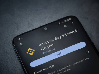 Lod, Israel - 16 Temmuz 2023: Binance uygulama oyun mağazası sayfası kara mermer taşlı arka planda. Üst görünüm düzlüğü kopyalama alanı ile yatıyordu.