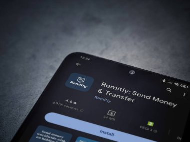 Lod, Israel - 16 Temmuz 2023: Koyu mermer taşlı arka planda akıllı telefondan uygulamalı oyun mağazası sayfası. Üst görünüm düzlüğü kopyalama alanı ile yatıyordu.