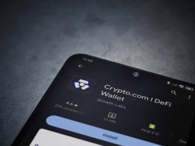 Lod, Israel - 16 Temmuz 2023: Crypto.com uygulama oyun mağazası sayfası kara mermer taşlı arka planda. Üst görünüm düzlüğü kopyalama alanı ile yatıyordu.