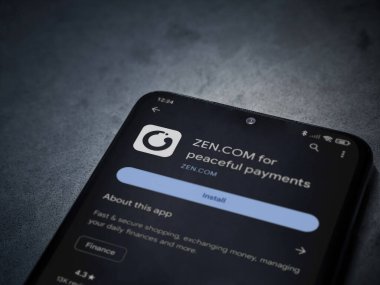 Lod, Israel - 16 Temmuz 2023: ZEN.COM uygulama oyun mağazası sayfası kara mermer taşlı arka planda akıllı telefon. Üst görünüm düzlüğü kopyalama alanı ile yatıyordu.