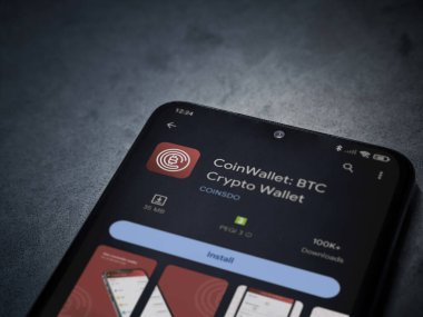 Lod, Israel - 16 Temmuz 2023: CoinWallet uygulama mağaza sayfası kara mermer taşlı arka planda akıllı telefon. Üst görünüm düzlüğü kopyalama alanı ile yatıyordu.