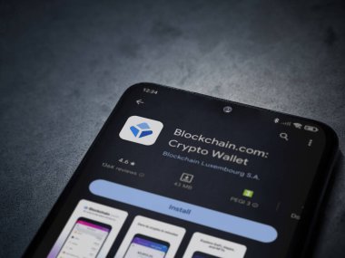 Lod, Israel - 16 Temmuz 2023: Blockchain.com uygulama oyun mağazası sayfası kara mermer taşlı arka plan üzerinde akıllı telefon. Üst görünüm düzlüğü kopyalama alanı ile yatıyordu.
