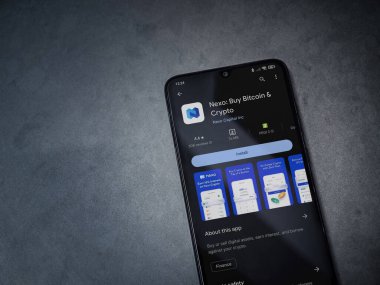 Lod, Israel - 16 Temmuz 2023: Nexo app playstore page on smartphone on a dark merble stone background. Üst görünüm düzlüğü kopyalama alanı ile yatıyordu.