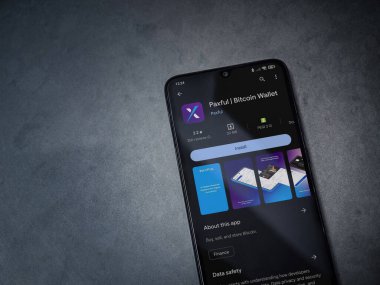 Lod, Israel - 16 Temmuz 2023: Koyu mermer bir arka planda akıllı telefondan acınası bir uygulama oyun mağazası sayfası. Üst görünüm düzlüğü kopyalama alanı ile yatıyordu.