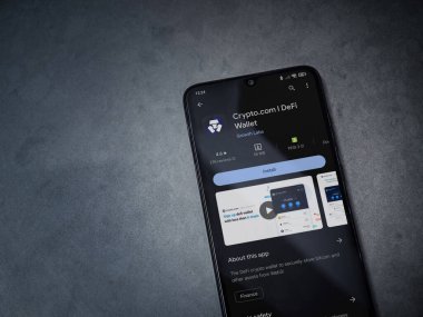 Lod, Israel - 16 Temmuz 2023: Crypto.com uygulama oyun mağazası sayfası kara mermer taşlı arka planda. Üst görünüm düzlüğü kopyalama alanı ile yatıyordu.