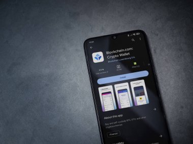 Lod, Israel - 16 Temmuz 2023: Blockchain.com uygulama oyun mağazası sayfası kara mermer taşlı arka plan üzerinde akıllı telefon. Üst görünüm düzlüğü kopyalama alanı ile yatıyordu.