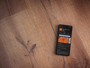 Lod, Israel - 16 Temmuz 2023: Etsy app oyun mağazası sayfası ahşap arka planda akıllı telefon. Üst görünüm düzlüğü kopyalama alanı ile yatıyordu.