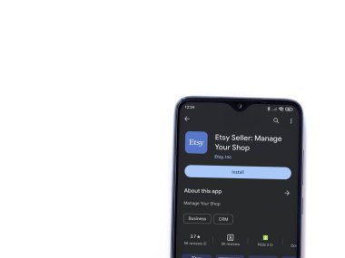 Lod, Israel - 16 Temmuz 2023: Etsy Seller uygulama oyun mağazası sayfası beyaz arka planda akıllı telefon. Üst görünüm düzlüğü kopyalama alanı ile yatıyordu.
