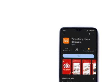 Lod, Israel - 16 Temmuz 2023: Temu app oyun mağazası sayfası beyaz arka planda akıllı telefon. Üst görünüm düzlüğü kopyalama alanı ile yatıyordu.