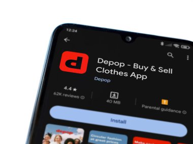 Lod, Israel - 16 Temmuz 2023: Depop uygulaması oyun mağazası sayfası beyaz arka planda akıllı telefon. Üst görünüm düzlüğü kopyalama alanı ile yatıyordu.