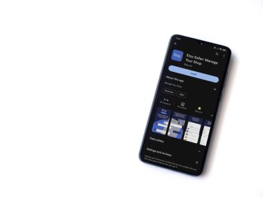 Lod, Israel - 16 Temmuz 2023: Etsy Seller uygulama oyun mağazası sayfası beyaz arka planda akıllı telefon. Üst görünüm düzlüğü kopyalama alanı ile yatıyordu.