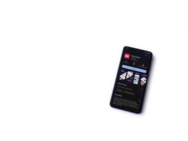 Lod, Israel - 16 Temmuz 2023: Kırmızı Baloncuklu Uygulama Oyun Mağazası sayfası beyaz arka planda akıllı telefon. Üst görünüm düzlüğü kopyalama alanı ile yatıyordu.