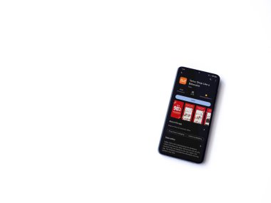 Lod, Israel - 16 Temmuz 2023: Temu app oyun mağazası sayfası beyaz arka planda akıllı telefon. Üst görünüm düzlüğü kopyalama alanı ile yatıyordu.