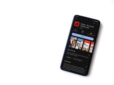 Lod, Israel - 16 Temmuz 2023: Depop uygulaması oyun mağazası sayfası beyaz arka planda akıllı telefon. Üst görünüm düzlüğü kopyalama alanı ile yatıyordu.