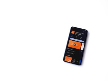 Lod, Israel - 16 Temmuz 2023: Alibaba.com uygulama oyun mağazası sayfası beyaz arka planda akıllı telefon. Üst görünüm düzlüğü kopyalama alanı ile yatıyordu.