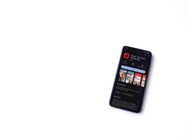 Lod, Israel - 16 Temmuz 2023: Depop uygulaması oyun mağazası sayfası beyaz arka planda akıllı telefon. Üst görünüm düzlüğü kopyalama alanı ile yatıyordu.