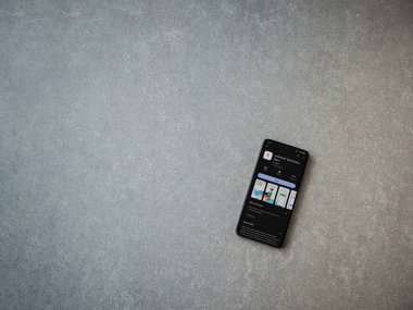 Lod, Israel - 16 Temmuz 2023: Instasell uygulama oyun mağazası sayfası seramik taş zemin üzerinde akıllı telefon. Üst görünüm düzlüğü kopyalama alanı ile yatıyordu.