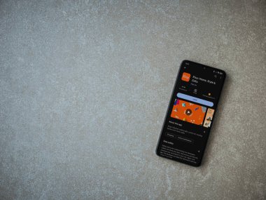 Lod, Israel - 16 Temmuz 2023: Etsy app oyun mağazası sayfası seramik taş zemin üzerinde akıllı telefon. Üst görünüm düzlüğü kopyalama alanı ile yatıyordu.