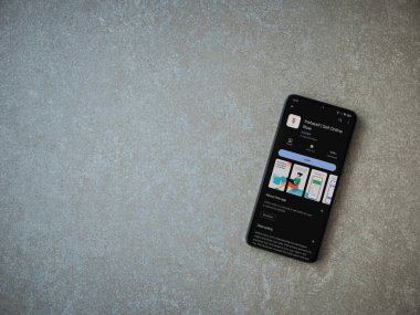 Lod, Israel - 16 Temmuz 2023: Instasell uygulama oyun mağazası sayfası seramik taş zemin üzerinde akıllı telefon. Üst görünüm düzlüğü kopyalama alanı ile yatıyordu.