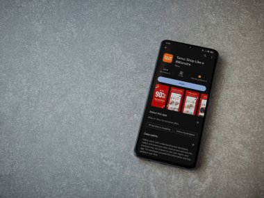 Lod, Israel - 16 Temmuz 2023: Seramik taş zemin üzerinde akıllı telefon uygulaması oyun mağazası sayfası. Üst görünüm düzlüğü kopyalama alanı ile yatıyordu.