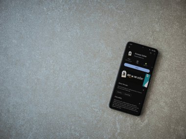 Lod, Israel - 16 Temmuz 2023: Amazon Seller uygulama oyun mağazası sayfası seramik taş zemin üzerinde akıllı telefon. Üst görünüm düzlüğü kopyalama alanı ile yatıyordu.