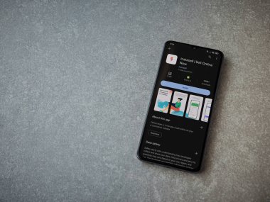 Lod, Israel - 16 Temmuz 2023: Instasell uygulama oyun mağazası sayfası seramik taş zemin üzerinde akıllı telefon. Üst görünüm düzlüğü kopyalama alanı ile yatıyordu.