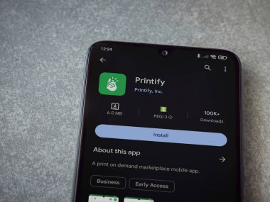 Lod, Israel - 16 Temmuz 2023: Seramik taş zemin üzerinde akıllı telefon uygulaması oyun mağazası sayfası yazdır. Üst görünüm düzlüğü kopyalama alanı ile yatıyordu.