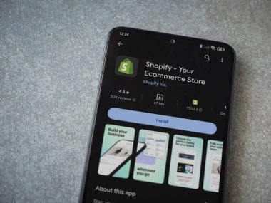 Lod, Israel - 16 Temmuz 2023: Seramik taş zemin üzerinde akıllı telefon uygulaması oyun mağazası sayfası. Üst görünüm düzlüğü kopyalama alanı ile yatıyordu.
