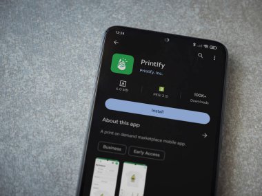 Lod, Israel - 16 Temmuz 2023: Seramik taş zemin üzerinde akıllı telefon uygulaması oyun mağazası sayfası yazdır. Üst görünüm düzlüğü kopyalama alanı ile yatıyordu.