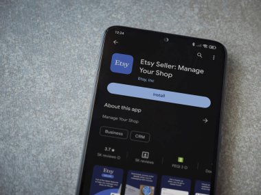 Lod, Israel - 16 Temmuz 2023: Etsy Seller uygulama oyun mağazası sayfası seramik taş zemin üzerinde akıllı telefon. Üst görünüm düzlüğü kopyalama alanı ile yatıyordu.