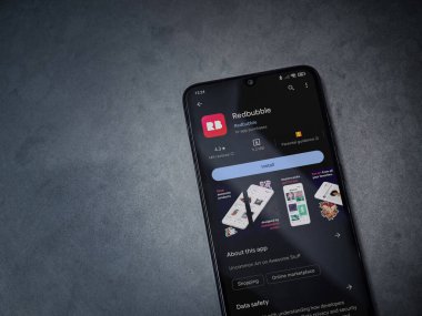 Lod, Israel - 16 Temmuz 2023: Koyu mermer taşlı arka planda kırmızı balonlu uygulama oyun mağazası sayfası. Üst görünüm düzlüğü kopyalama alanı ile yatıyordu.