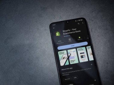 Lod, Israel - 16 Temmuz 2023: Koyu mermer taşlı arka planda akıllı telefon uygulaması oyun mağazası sayfası. Üst görünüm düzlüğü kopyalama alanı ile yatıyordu.