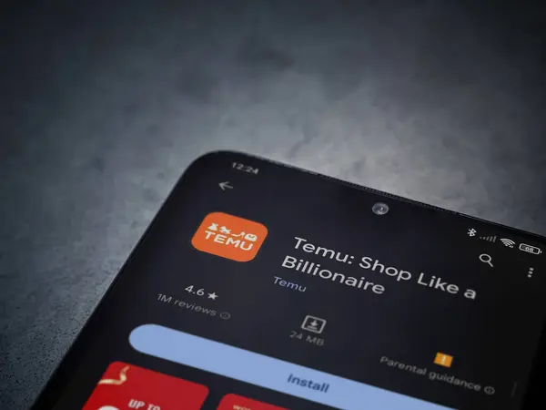 Lod, Israel - 16 Temmuz 2023: Koyu mermer bir arka planda akıllı telefondan Temu app oyun mağazası sayfası. Üst görünüm düzlüğü kopyalama alanı ile yatıyordu.