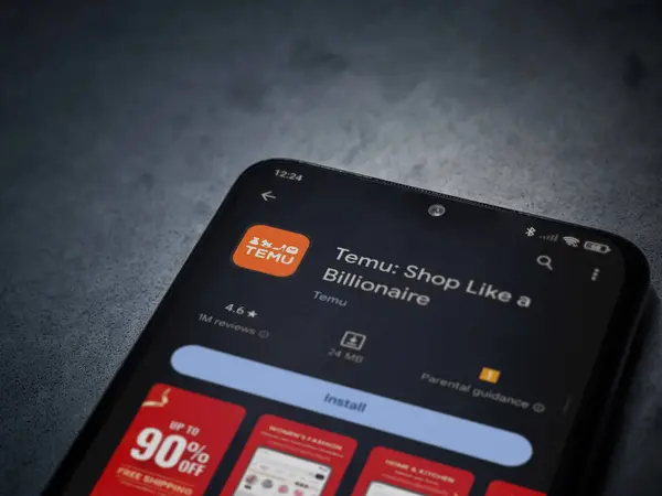 ロッジ イスラエル 2023 Temuアプリは暗い大理石の石の背景でスマートフォンのストアページを再生します コピースペース付きトップビューフラットレイ ストック写真