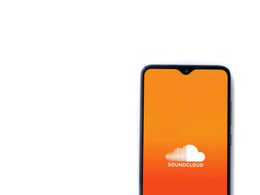 Lod, Israel - 16 Temmuz 2023: SoundCloud uygulaması beyaz arka planda akıllı telefondan çalıştırma ekranı. Üst görünüm düzlüğü kopyalama alanı ile yatıyordu.