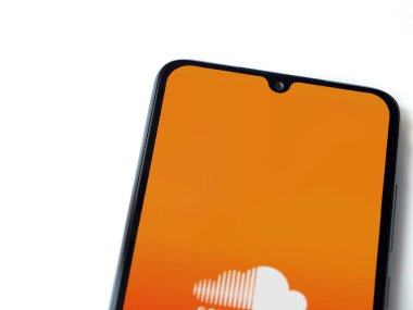 Lod, Israel - 16 Temmuz 2023: SoundCloud uygulaması beyaz arka planda akıllı telefondan çalıştırma ekranı. Üst görünüm düzlüğü kopyalama alanı ile yatıyordu.