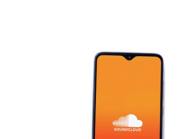 Lod, Israel - 16 Temmuz 2023: SoundCloud uygulaması beyaz arka planda akıllı telefondan çalıştırma ekranı. Üst görünüm düzlüğü kopyalama alanı ile yatıyordu.