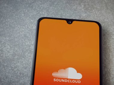 Lod, Israel - 16 Temmuz 2023: Seramik taş zemin üzerinde SoundCloud uygulama ekranı. Üst görünüm düzlüğü kopyalama alanı ile yatıyordu.