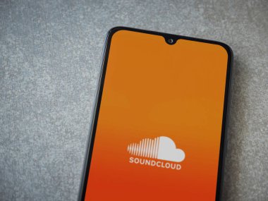 Lod, Israel - 16 Temmuz 2023: Seramik taş zemin üzerinde SoundCloud uygulama ekranı. Üst görünüm düzlüğü kopyalama alanı ile yatıyordu.
