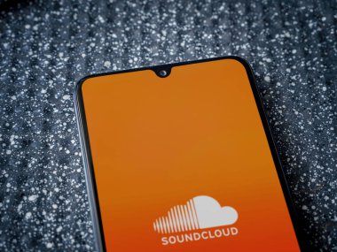 Lod, Israel - 16 Temmuz 2023: SoundCloud uygulama ekranı metalik arkaplanda akıllı telefon. Üst görünüm yatağını kapat.