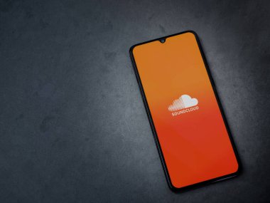 Lod, Israel - 16 Temmuz 2023: SoundCloud uygulaması kara mermer arka planda akıllı telefondan kalkış ekranı. Üst görünüm düzlüğü kopyalama alanı ile yatıyordu.