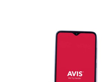 Lod, Israel - 16 Temmuz 2023: Avis IL uygulaması beyaz arkaplanda akıllı telefondan çalıştırma ekranı. Üst görünüm düzlüğü kopyalama alanı ile yatıyordu.